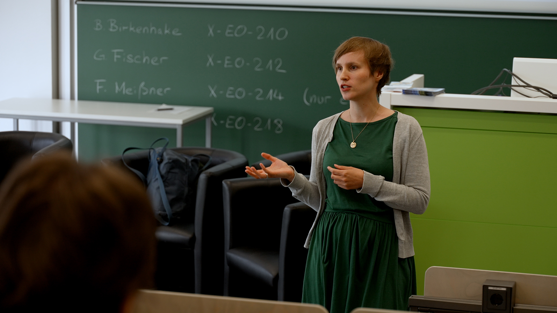Eine Frau hät einen Vortrag vor Studierenden, Perspektive aus Sicht von Studierenden, Foto: Universität Bielefeld