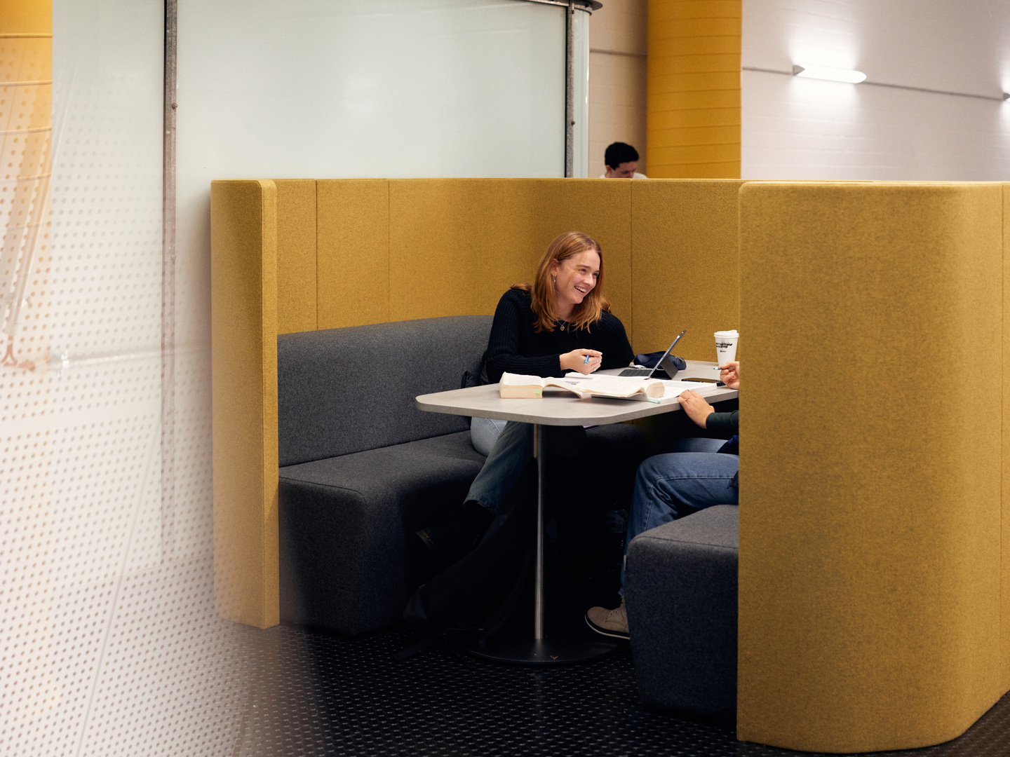Zwei Studierende sitzen in einer Sitzecke in einem Co-Learning Space. Foto: Universität Bielefeld