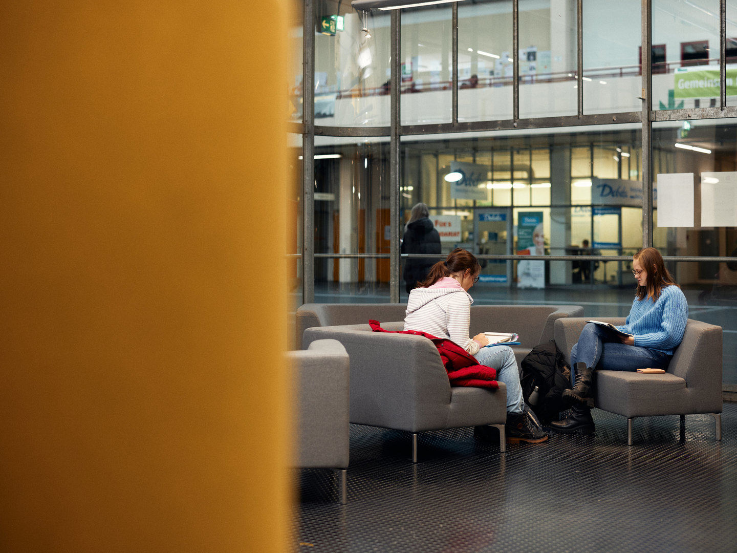 Zwei Studierende sitzen auf Sofas in einem Co-Learning Space. Foto: Universität Bielefeld